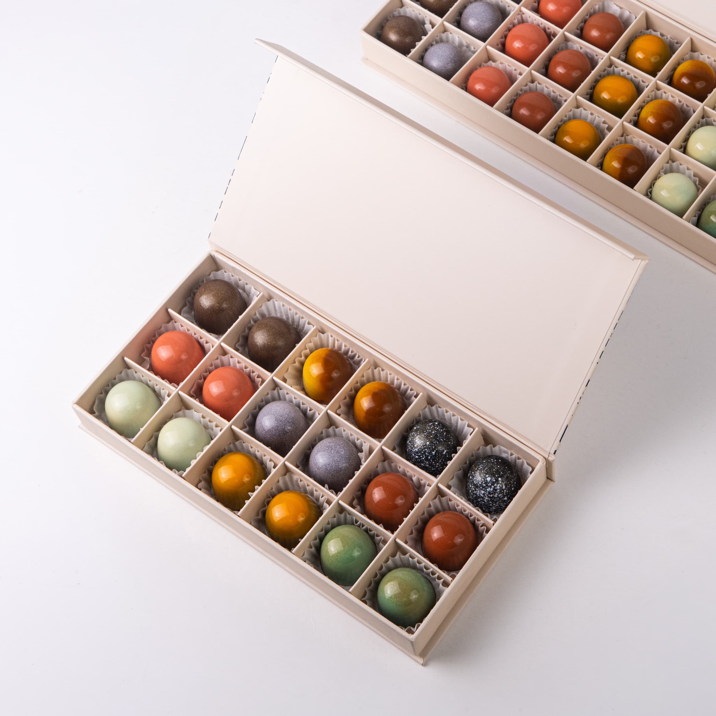 Elegantly arranged premium Emirati date gift presentation, reflecting the UAE tradition of date gifting